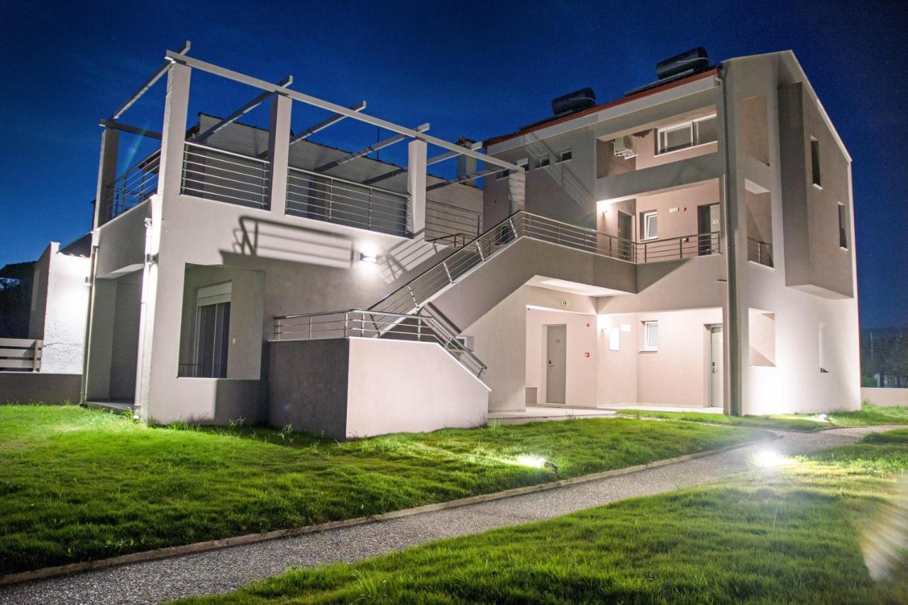 Aelia Luxury Apartments Nikíti Eksteriør bilde